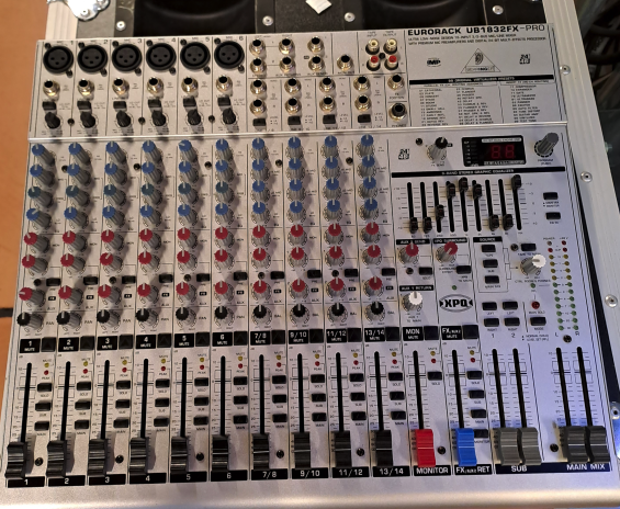 Behringer UB1832FX PRO