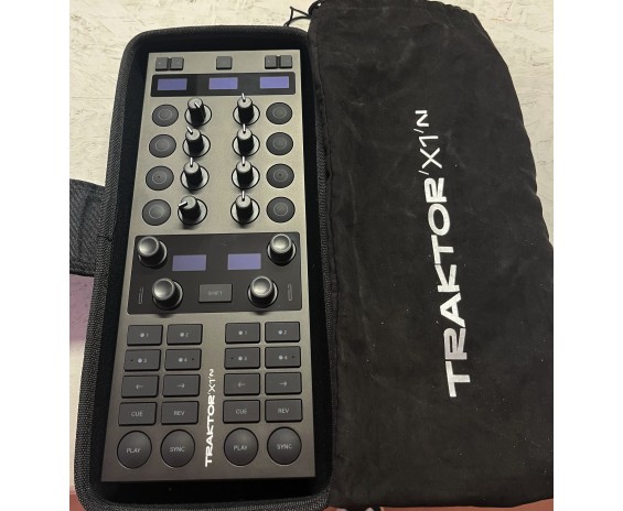 Native Instruments Traktor X1 Mk3 + Modular Bag